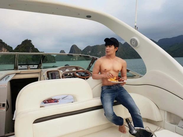 Nathan Lee mở đại hội trưng múi sầu riêng, vòng eo gây chú ý-6