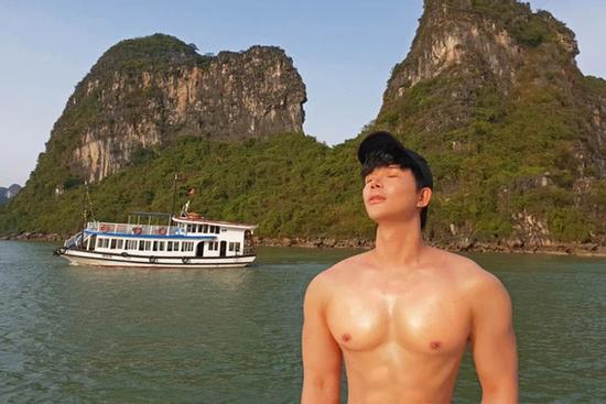 Nathan Lee mở đại hội trưng 'múi sầu riêng', vòng eo gây chú ý