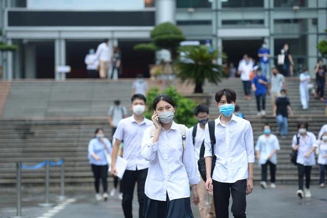 Nam sinh đi muộn không được vào thi tốt nghiệp THPT gào khóc trước cổng-1