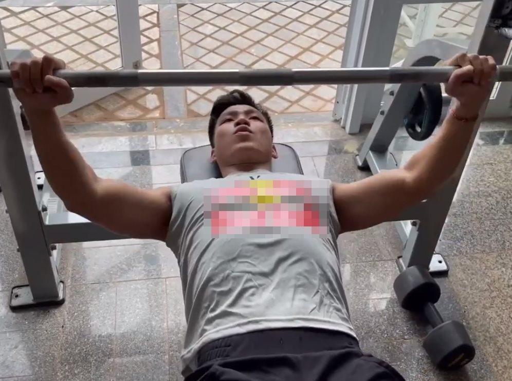 Công Phượng chiếm spotlight với biểu cảm bá đạo ở phòng gym-7
