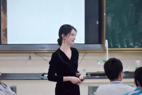 Cô giáo cấp 2 trở thành hiện tượng mạng vì khí chất như minh tinh