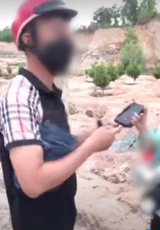 Không thèm trị tiểu tam, vợ đánh ghen khiến bố chồng run lẩy bẩy-3