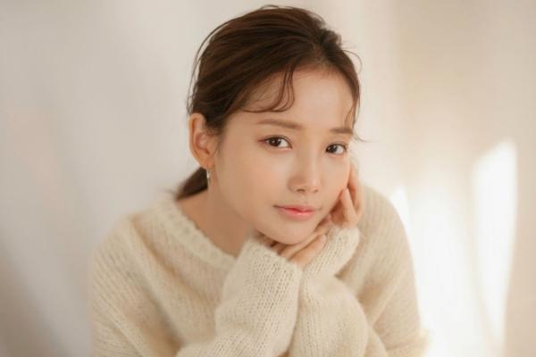 Sự nghiệp sóng gió của nữ diễn viên phải ăn đồ hết hạn