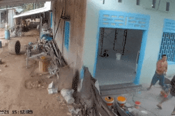 Clip: Nhóm người lao vào khu phong tỏa Covid-19, chém người... đòi lại chó