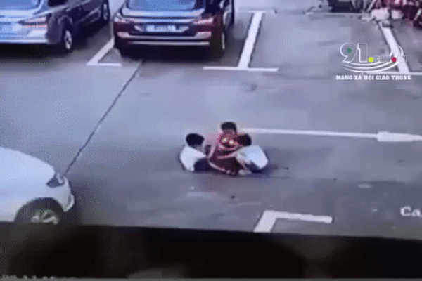 Clip: Xe tải trôi tự do, mất kiểm soát sau hành động nghịch dại của bé trai-1