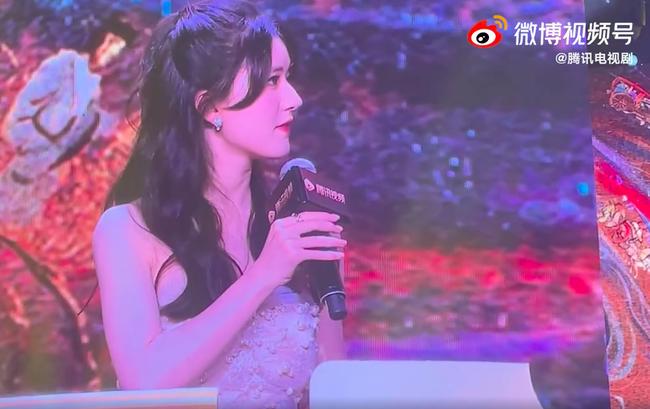 Triệu Lộ Tư gây sốc với gương mặt mộc trước khi trang điểm-2