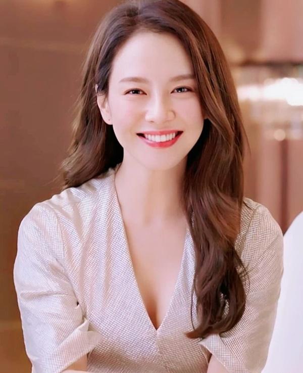 Song Ji Hyo sở hữu nhan sắc đúng chuẩn “nữ thần”, cô luôn rạng rỡ và xinh đẹp.