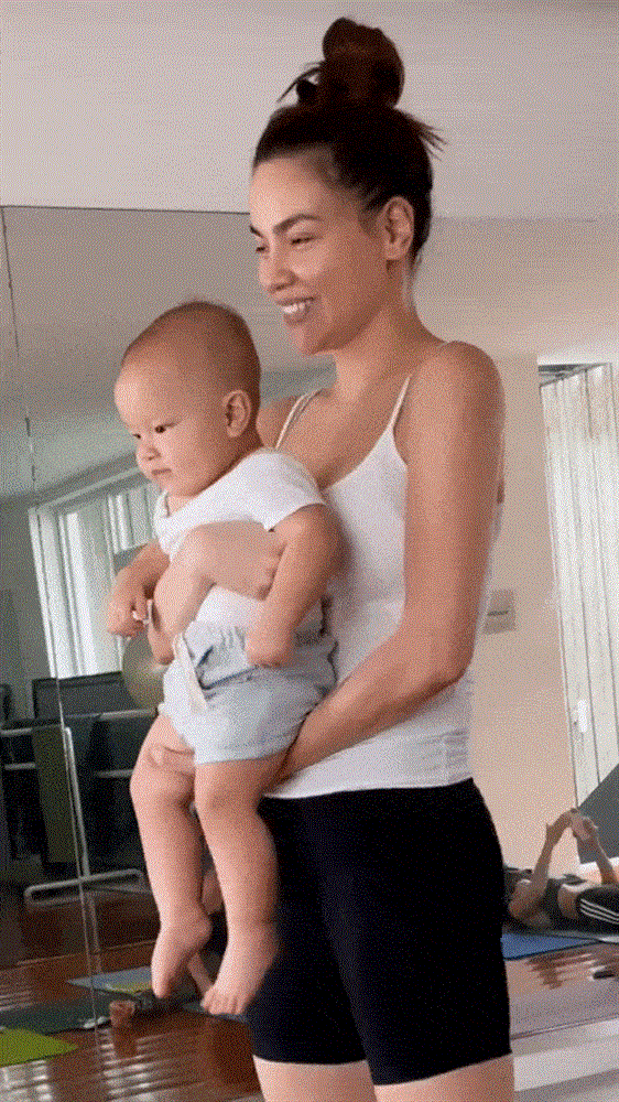 Leon hóa thành cục tạ siêu đáng yêu giúp mẹ Hồ Ngọc Hà tập squat-2