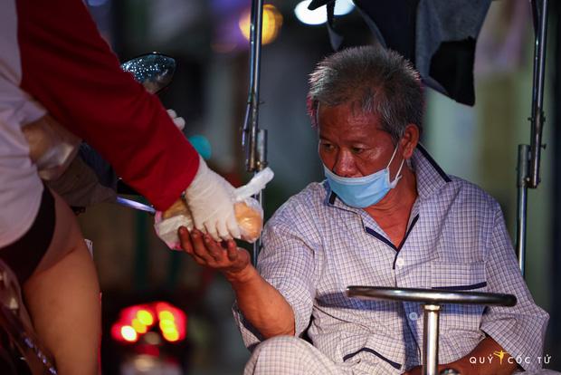 Chùm ảnh cảm xúc nhất lúc này: Thương lắm người vô gia cư ở Sài Gòn-3