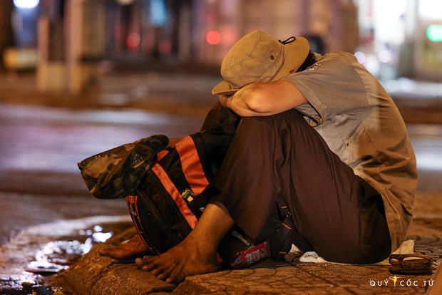 Chùm ảnh cảm xúc nhất lúc này: Thương lắm người vô gia cư ở Sài Gòn-6