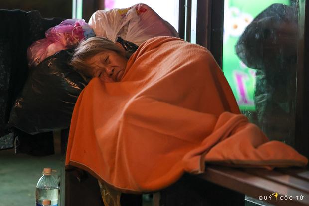 Chùm ảnh cảm xúc nhất lúc này: Thương lắm người vô gia cư ở Sài Gòn-4