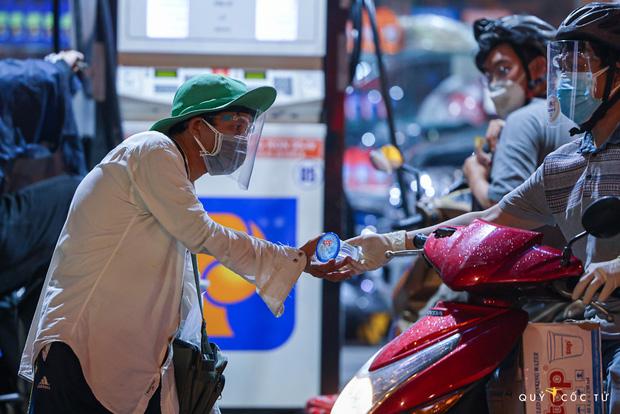 Chùm ảnh cảm xúc nhất lúc này: Thương lắm người vô gia cư ở Sài Gòn-10