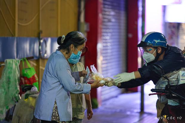 Chùm ảnh cảm xúc nhất lúc này: Thương lắm người vô gia cư ở Sài Gòn-11