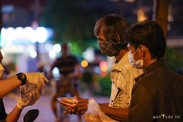 Chùm ảnh cảm xúc nhất lúc này: Thương lắm người vô gia cư ở Sài Gòn-13