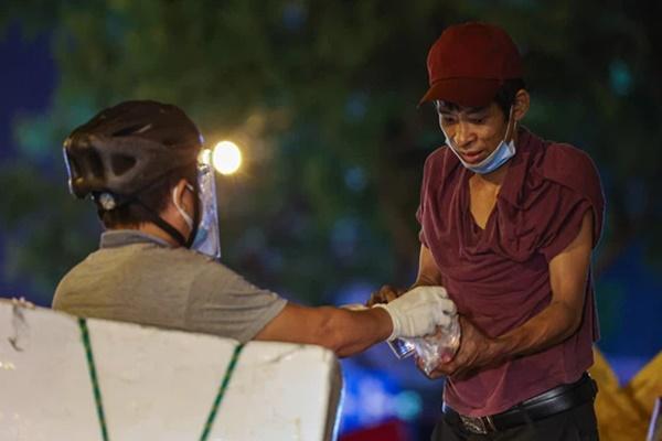 Sự thật cụ bà vô gia cư ngày xin đồ từ thiện, tối về nhà chục tỷ ở Hà Nội-3