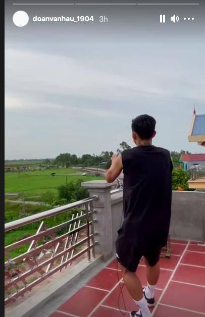 Đoàn Văn Hậu vén quần, Văn Lâm bình luận phũ mà hút 1.000 like-4