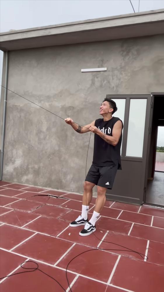 Đoàn Văn Hậu vén quần, Văn Lâm bình luận phũ mà hút 1.000 like-3