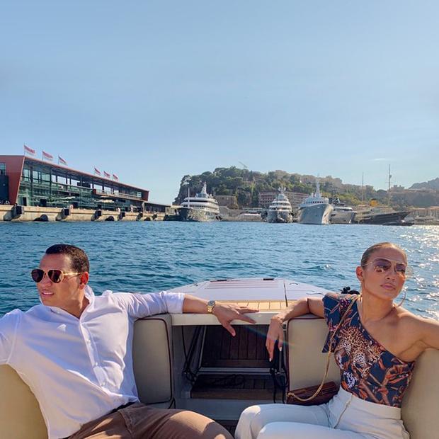 1.500 yêu sách đi tour: Vũ công phải quỳ hôn chân, bồn vệ sinh dùng xong là đập-6