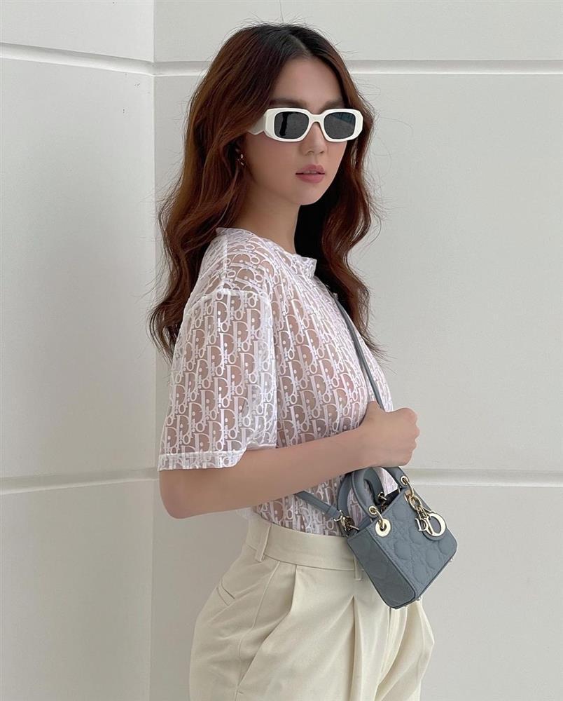 7749 lần Ngọc Trinh bị miếng dán ngực phản chủ mà không rút kinh nghiệm-5