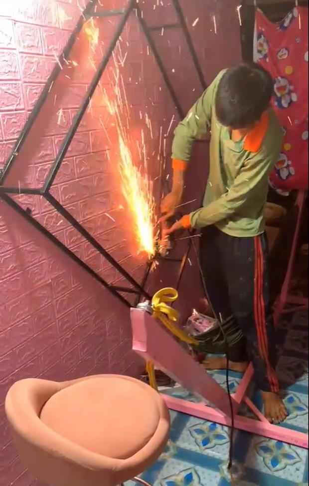 Chia tay đòi quà: Chồng lên tận shop của vợ tháo cả cửa mang về-1