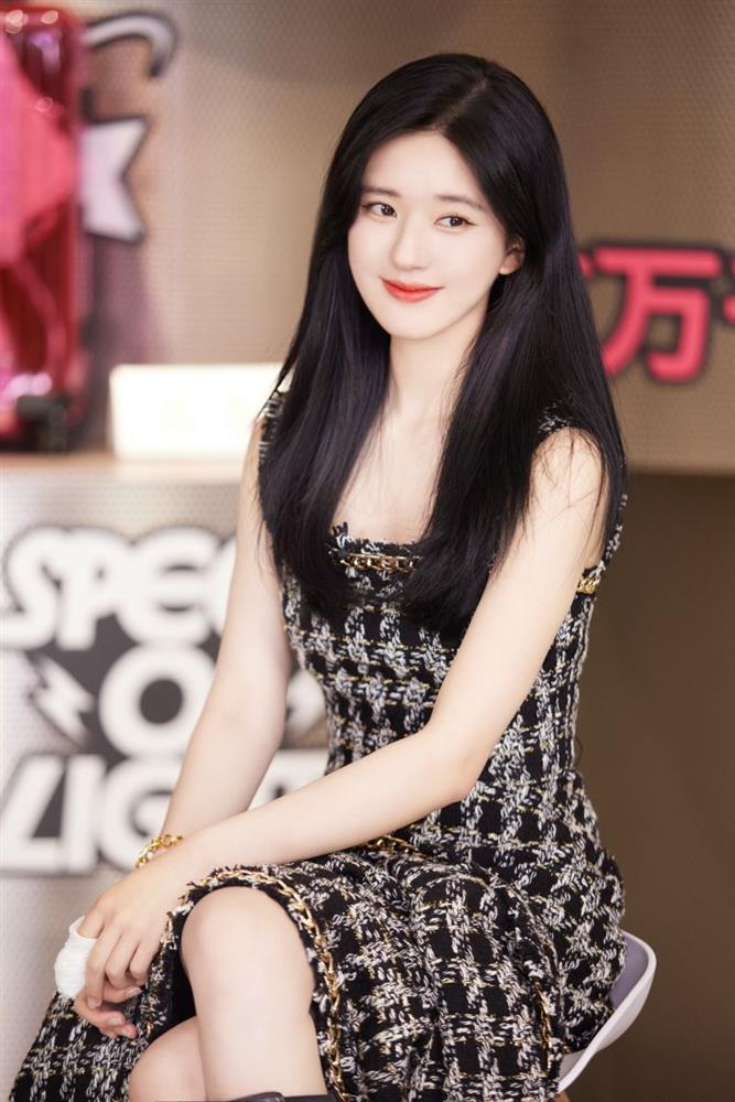 Trà xanh Triệu Lộ Tư mặc váy ngắn để vật dụng nhạy cảm lồ lộ-1