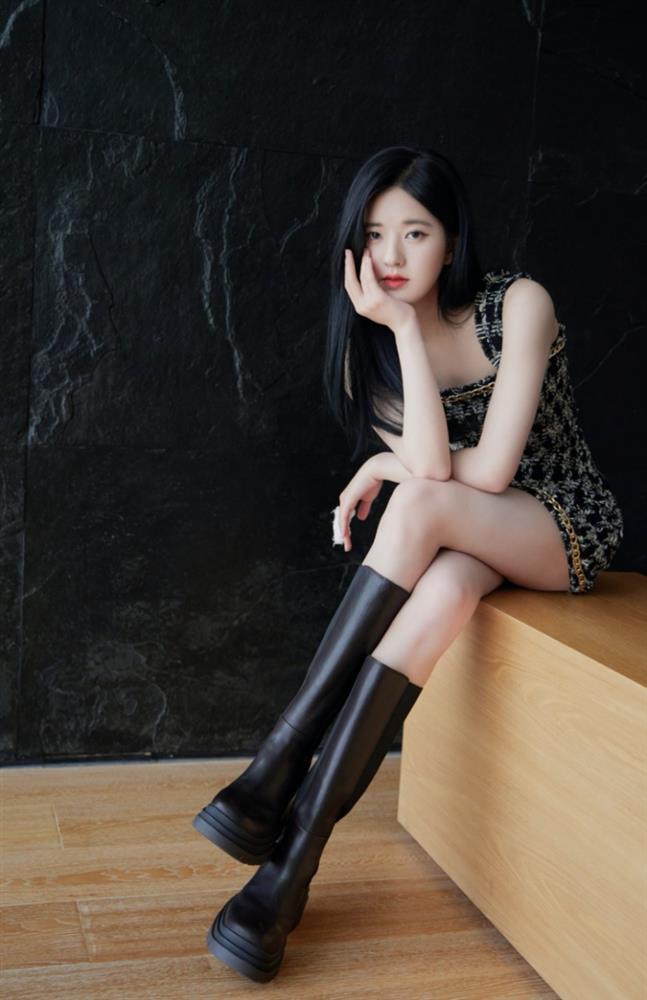 Trà xanh Triệu Lộ Tư mặc váy ngắn để vật dụng nhạy cảm lồ lộ-2