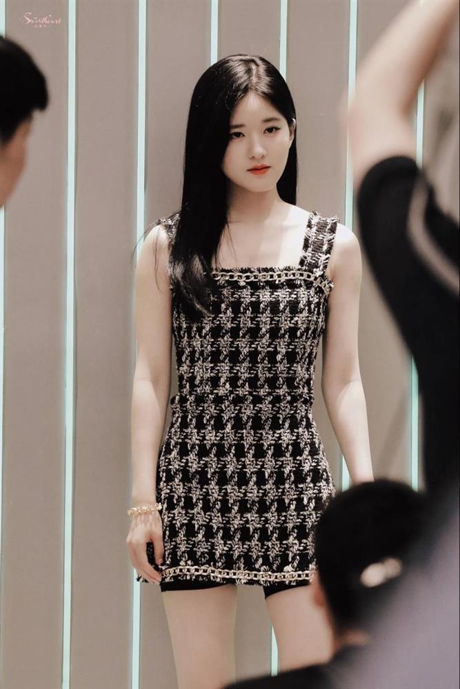 Trà xanh Triệu Lộ Tư mặc váy ngắn để vật dụng nhạy cảm lồ lộ-4