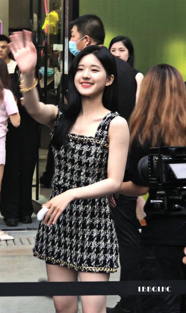 Trà xanh Triệu Lộ Tư mặc váy ngắn để vật dụng nhạy cảm lồ lộ-5