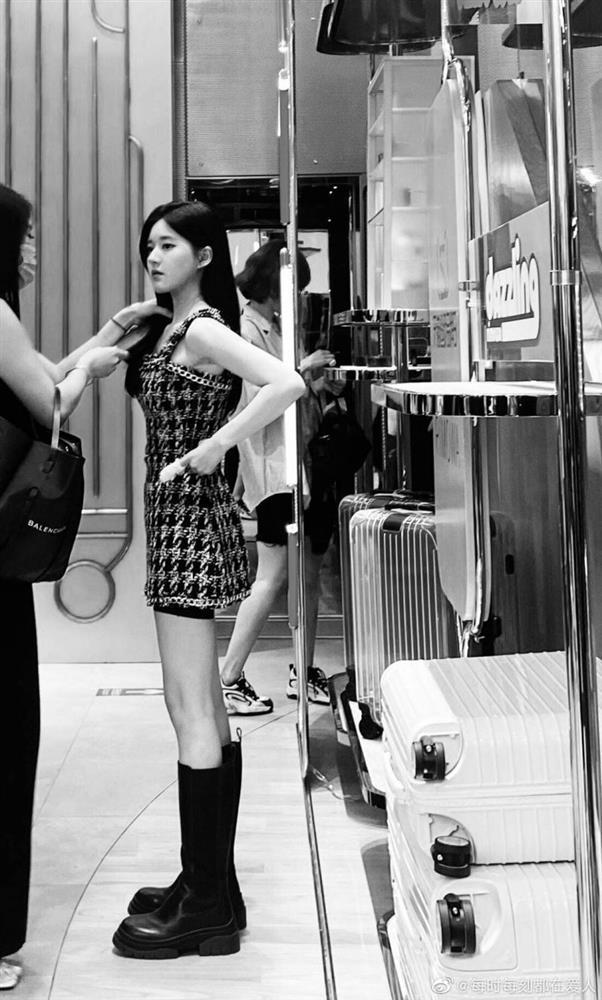 Trà xanh Triệu Lộ Tư mặc váy ngắn để vật dụng nhạy cảm lồ lộ-6