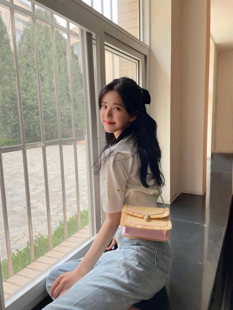 Trà xanh Triệu Lộ Tư mặc váy ngắn để vật dụng nhạy cảm lồ lộ-9