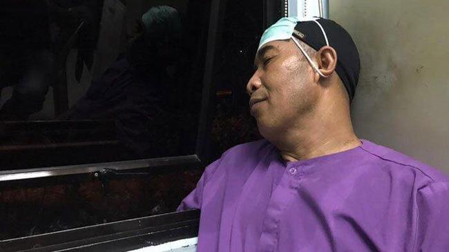 Thảm cảnh Covid-19 ở Indonesia: Nhân viên nhà xác ngủ cạnh thi thể-2
