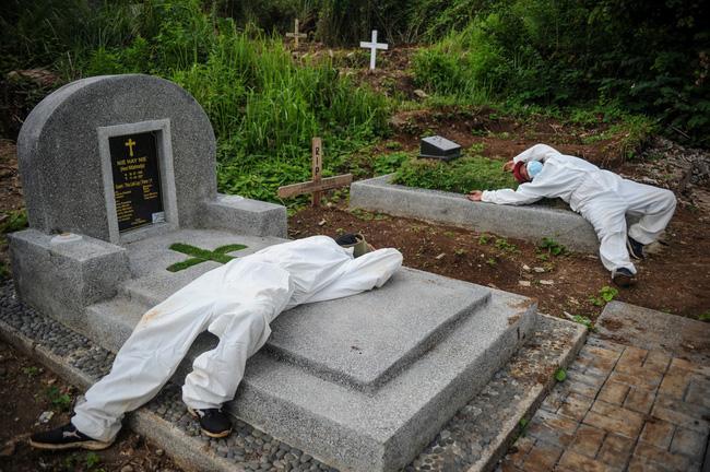 Thảm cảnh Covid-19 ở Indonesia: Nhân viên nhà xác ngủ cạnh thi thể-4