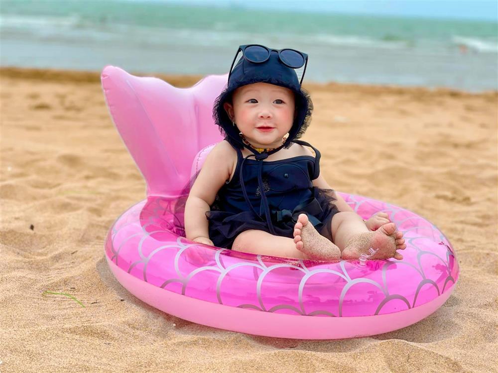 Phan Văn Đức khoe bình rượu mơ, quả đầu trọc lốc của con gái gây bão-12