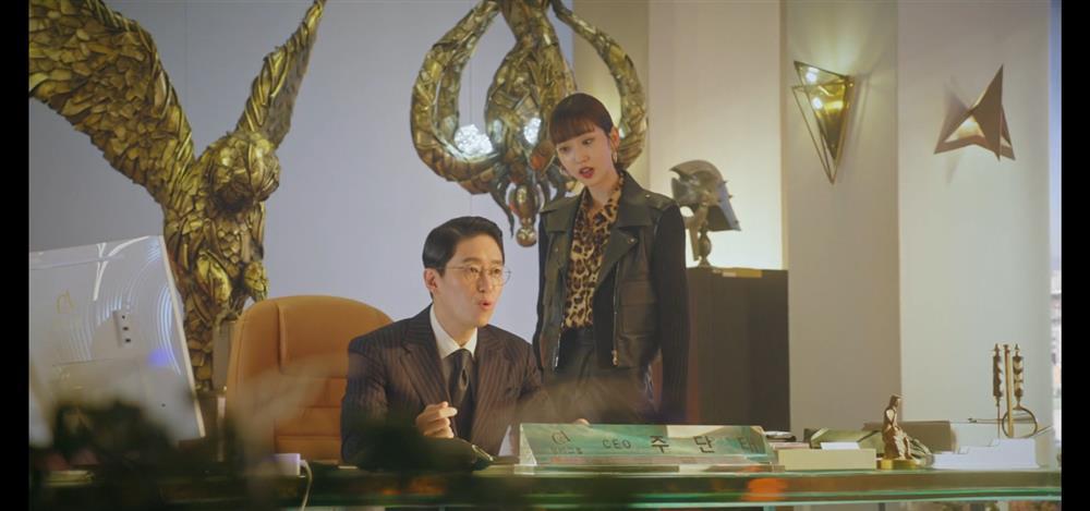 Penthouse 3 tập 6 gay cấn khi Seok Kyung bị Dượng Tê đánh và dọa giết-5