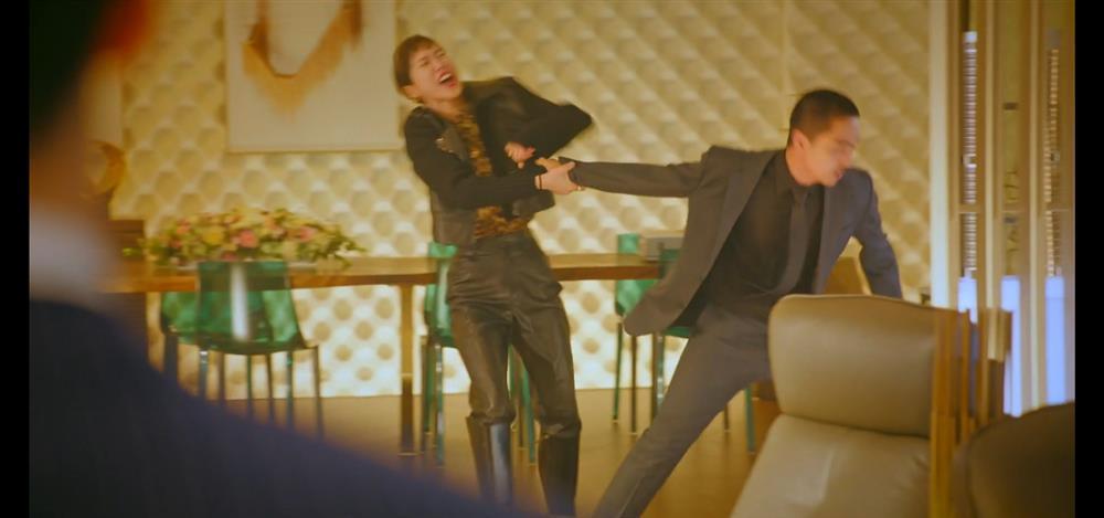 Penthouse 3 tập 6 gay cấn khi Seok Kyung bị Dượng Tê đánh và dọa giết-10