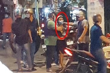 Tạt xăng đốt nhà hàng xóm, may mắn 2 bé song sinh thoát nạn-1