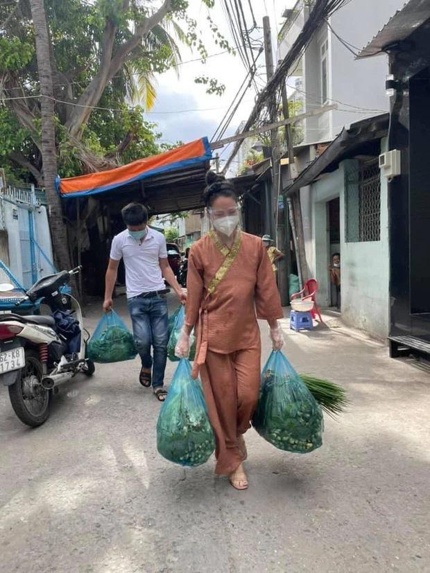 Đi từ thiện diện giày cao gót, Nhật Kim Anh nói gì?-2