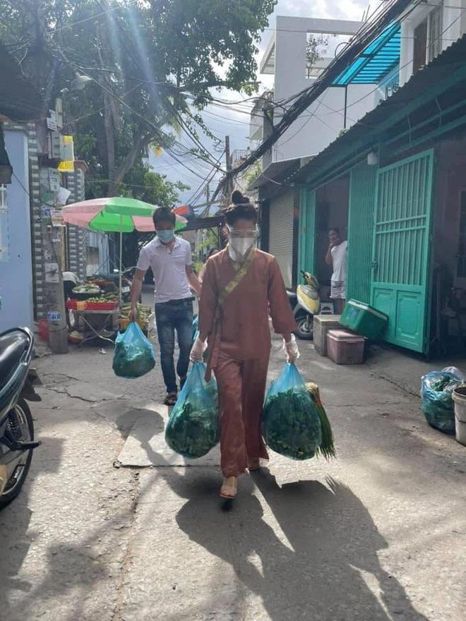 Đi từ thiện diện giày cao gót, Nhật Kim Anh nói gì?-4