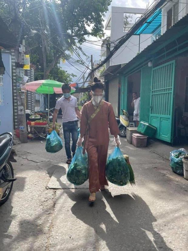 Đi từ thiện diện giày cao gót, Nhật Kim Anh nói gì?-5