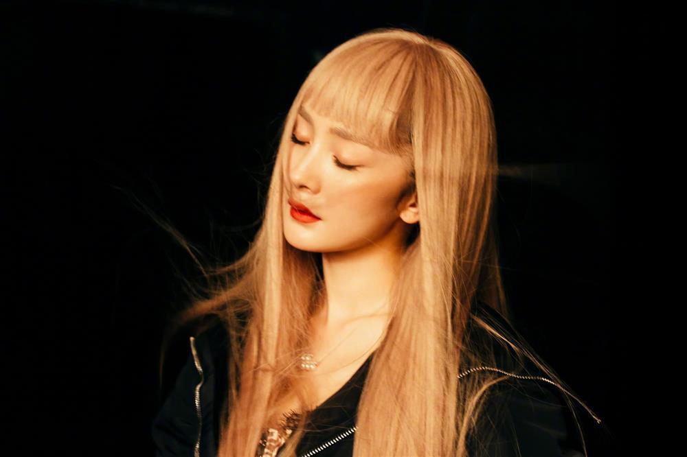 34 tuổi mới thử tóc vàng, mái ngố: Dương Mịch giống Taeyeon như tạc-5