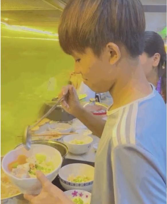 Phi Nhung sắp qua Mỹ, Hồ Văn Cường làm tiệc tiễn mẹ nuôi-2