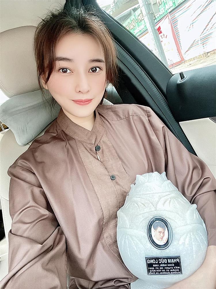 Xúc động ảnh Cao Thái Hà ôm tro cốt Đức Long về nhà mới-1