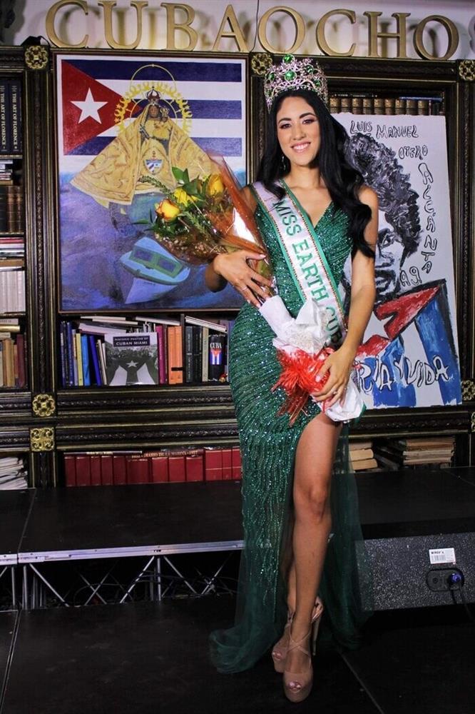 Đăng đàn tố bị ăn cắp ý tưởng, NTK Việt bị quật: Không biết ai nhái ai-2