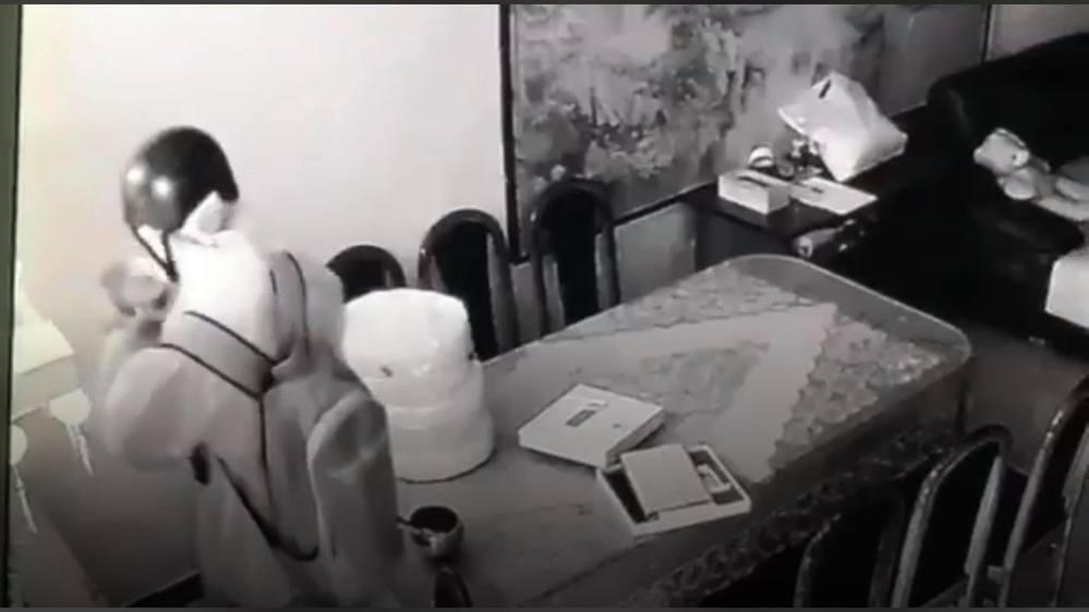 Trộm vào nhà nghệ sĩ Ngọc Huyền, trước khi lấy đồ còn kính cẩn lạy Phật-2