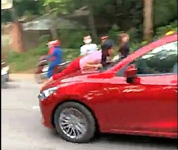 Triệu tập vợ chồng vụ vợ nằm trên nắp ca pô ô tô lao vút trên đường-1