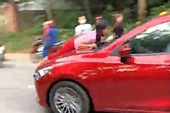 Triệu tập vợ chồng vụ vợ nằm trên nắp ca pô ô tô lao vút trên đường