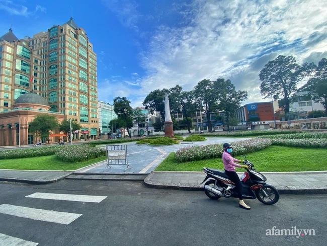 TP.HCM vắng... như mùng 1 Tết trong ngày đầu giãn cách-8