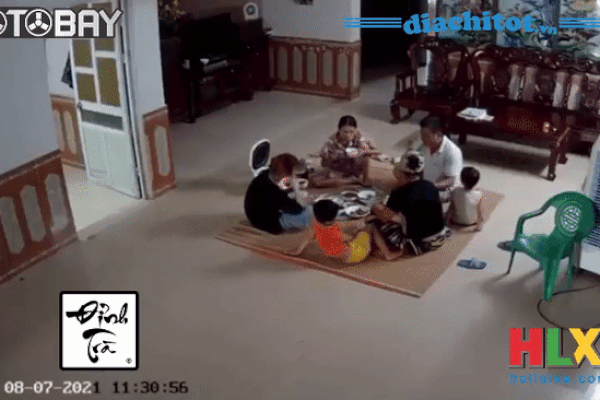 Lạnh gáy clip quạt trần suýt rơi trúng đầu bé trai khi cả nhà ăn cơm