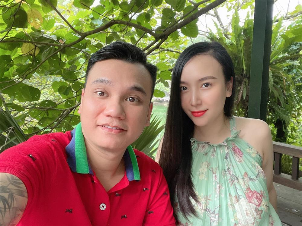 Mỗi lần vợ Khắc Việt xuất hiện, vòng 1 tràn màn hình chiếm spotlight-1