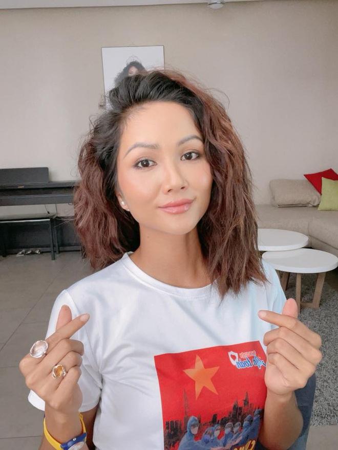 HHen Niê sắm tủ đồ hiệu riêng, khoe cả nơi cất vương miện 2,7 tỷ-11